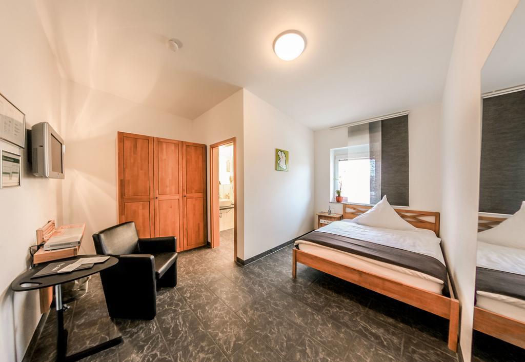 Inwest Hotel Garni Крайлсхайм Стая снимка