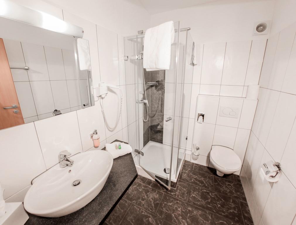 Inwest Hotel Garni Крайлсхайм Стая снимка