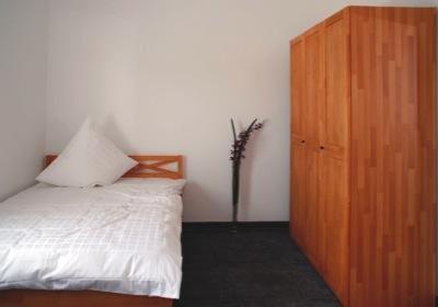 Inwest Hotel Garni Крайлсхайм Екстериор снимка