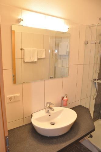 Inwest Hotel Garni Крайлсхайм Екстериор снимка